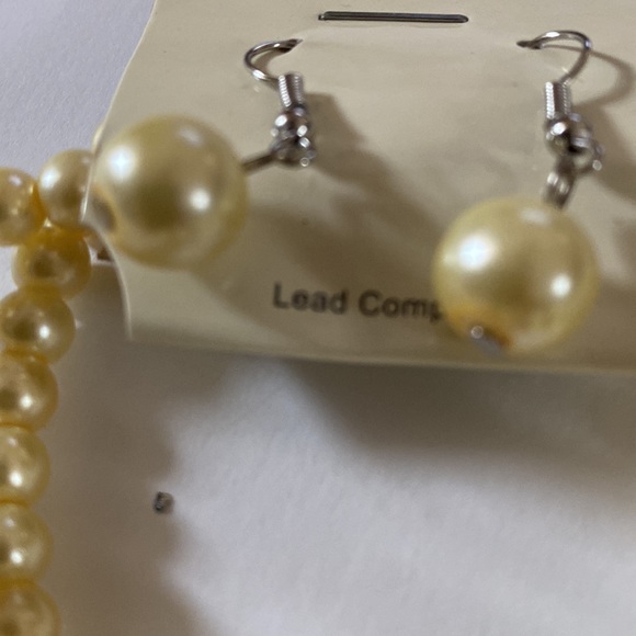 2/$12  Sale Sale. Beaded bracelet with earrings.  Bracelet is stretchable - Picture 4 of 6